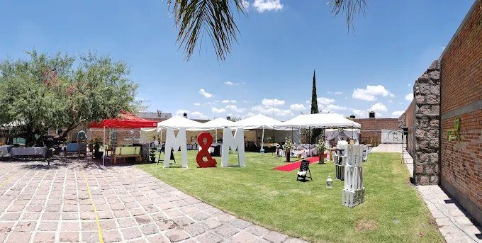 Montaje con carpas y decoración en el jardín